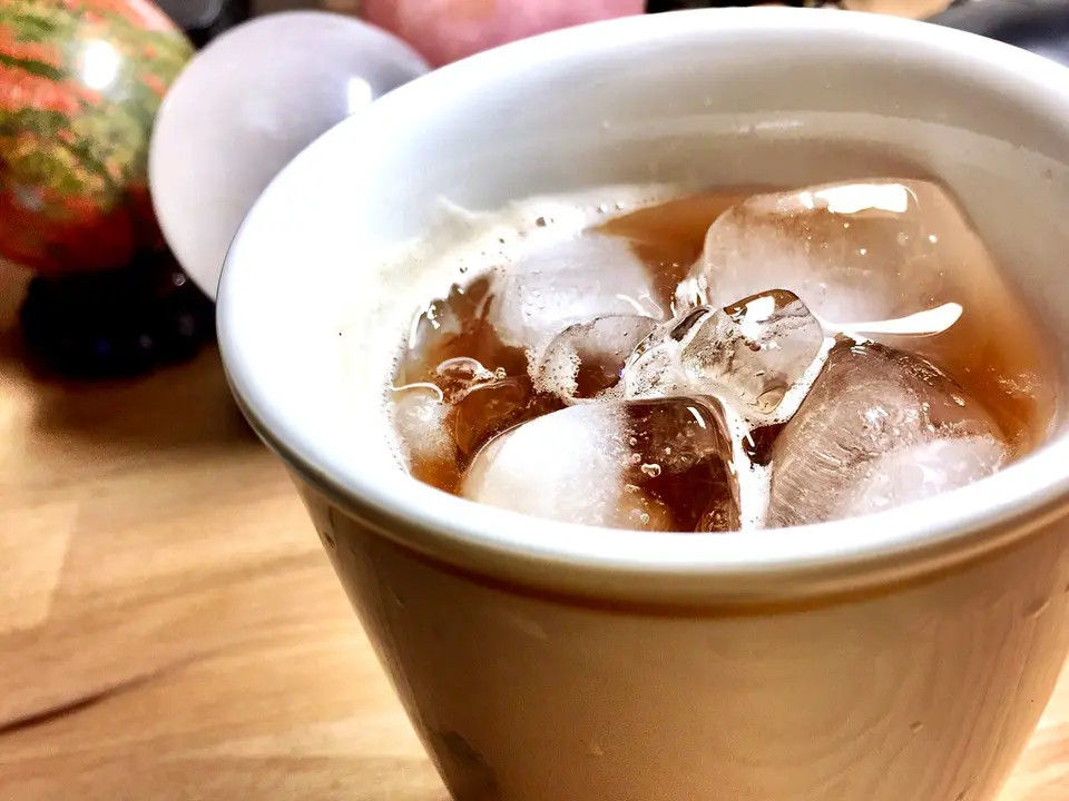 Copo de chá gelado com cubos de gelo