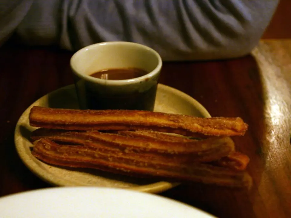 Churros com xícara de calda