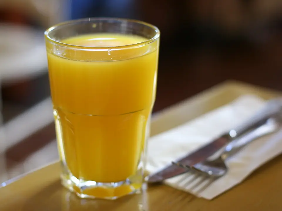 Copo de suco de laranja natural