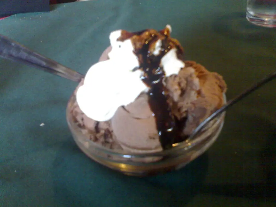 Taça de sorvete com calda de chocolate e chantilly