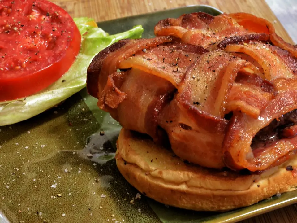 Hambúrguer coberto por uma trança de bacon crocante
