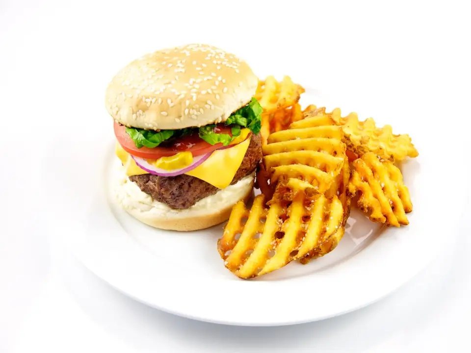 Cheeseburger com batatas onduladas