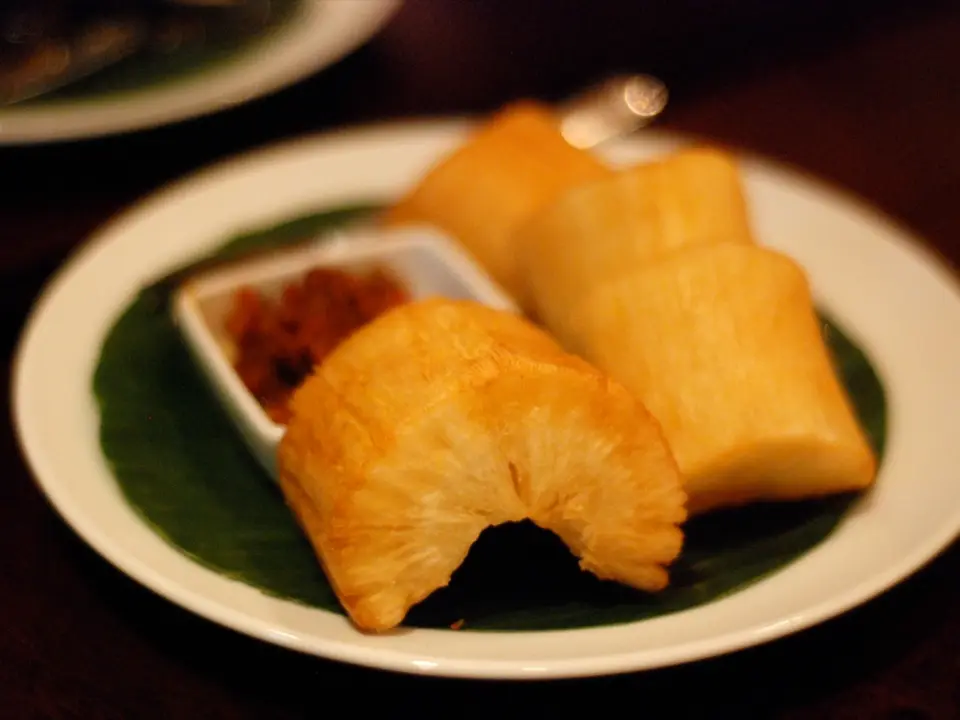 Pedaços de mandioca frita dourada