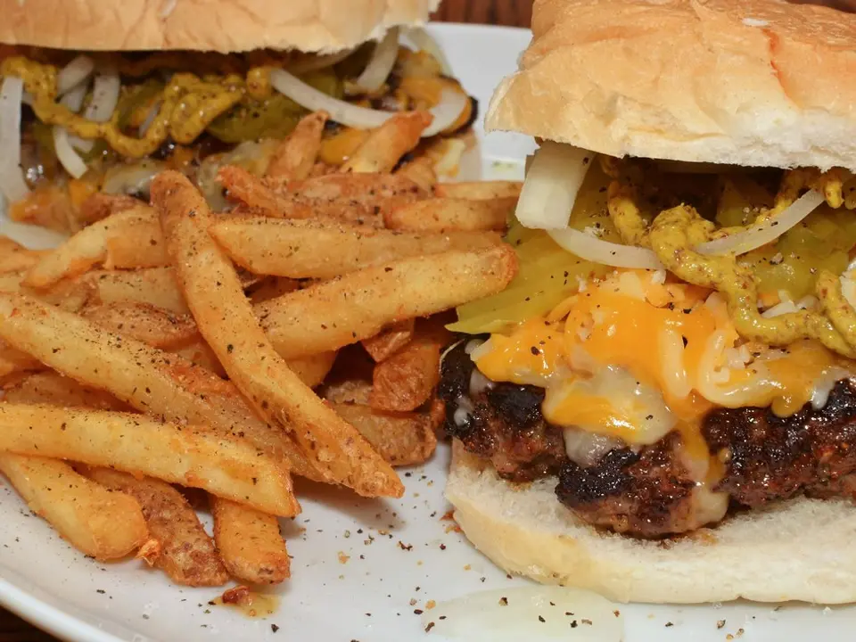Smash burger com queijo derretido e batatas fritas